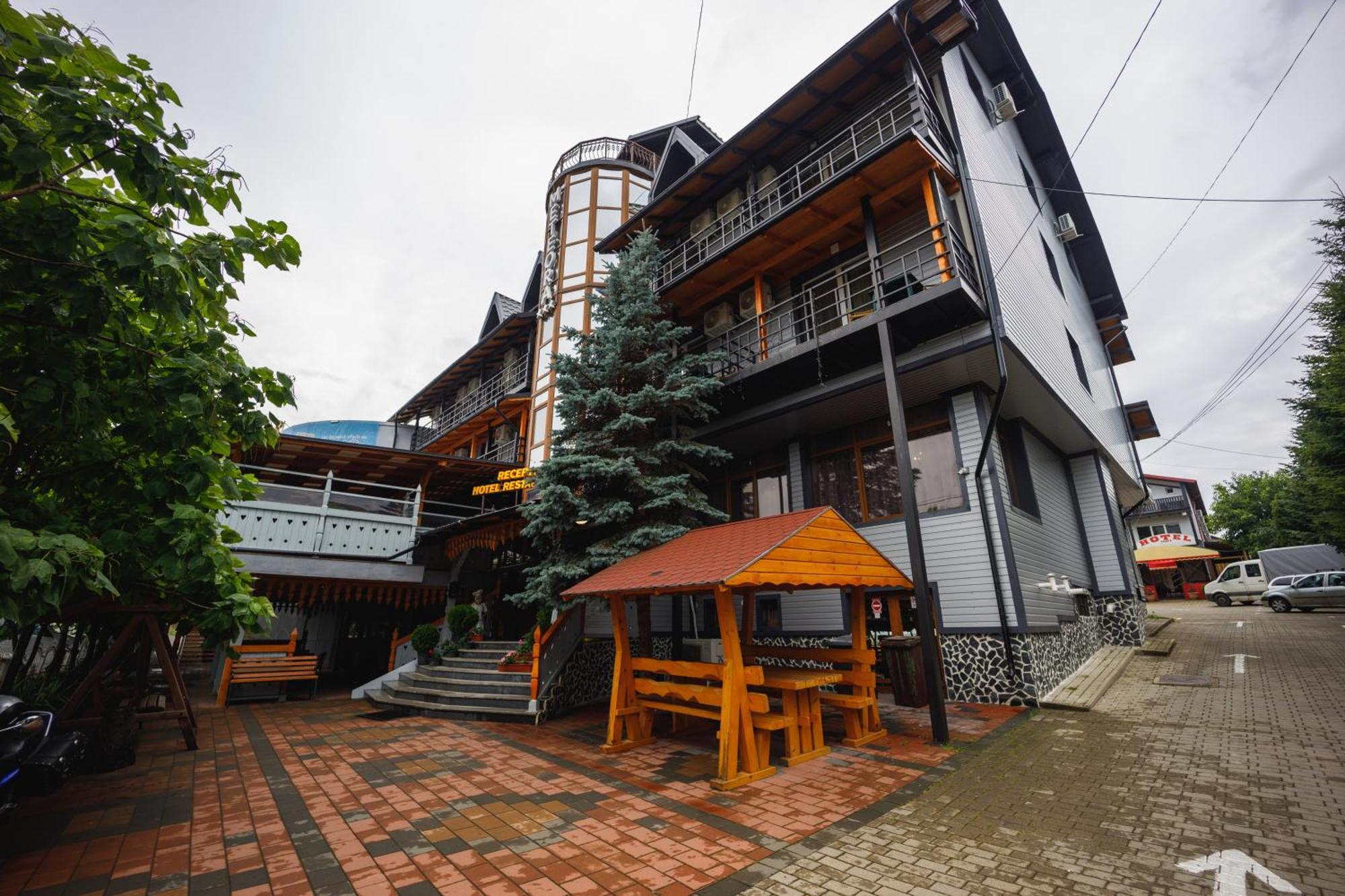 Pensiunea Meteora Suceava Buitenkant foto
